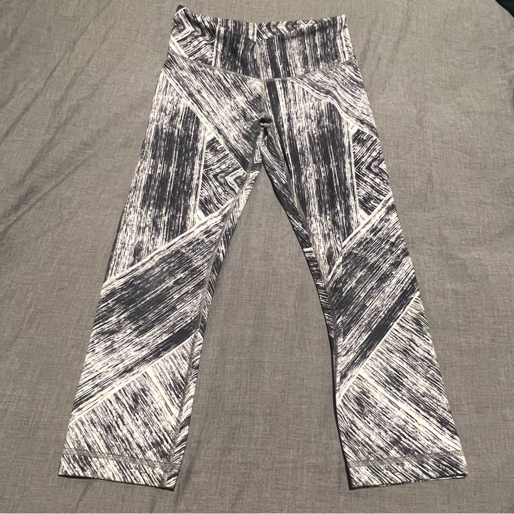 Lulu Lemon black and white leggings size 4 great condition